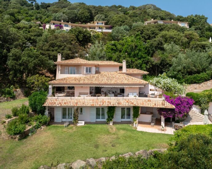 Exclusivité, Porto-Vecchio, Villa d’architecte, 7 chambres, piscines, vue mer.