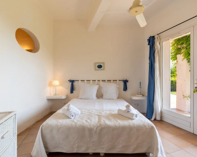 Exclusivité, Porto-Vecchio, Villa d’architecte, 7 chambres, piscines, vue mer.