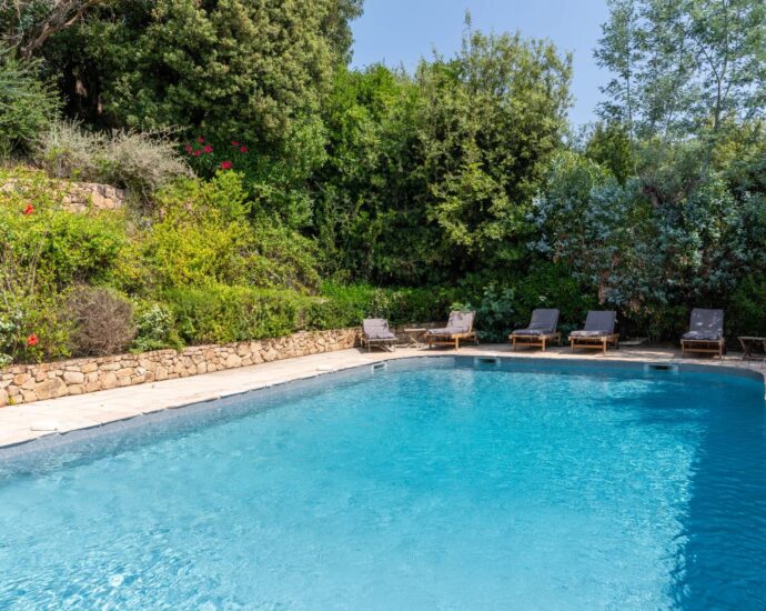 Exclusivité, Porto-Vecchio, Villa d’architecte, 7 chambres, piscines, vue mer.