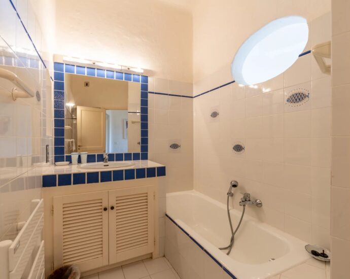 Exclusivité, Porto-Vecchio, Villa d’architecte, 7 chambres, piscines, vue mer.
