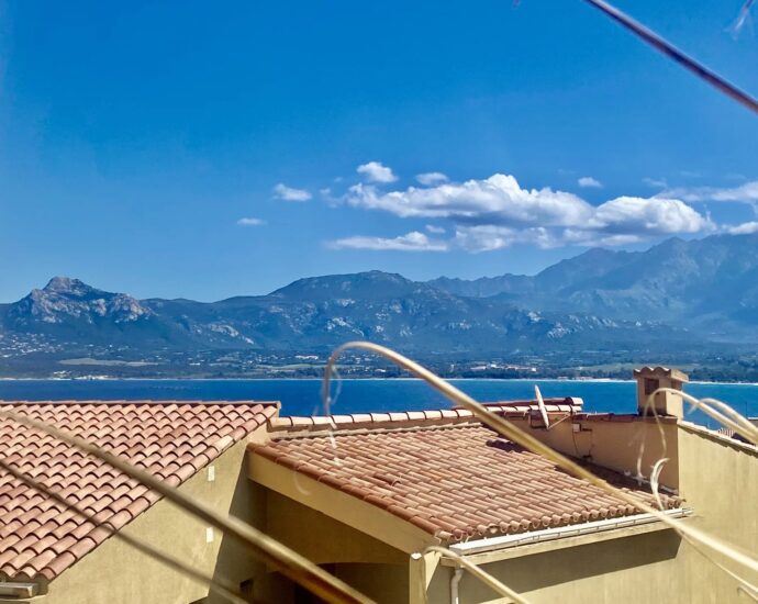 Calvi, appartement avec terrasse, plage à pieds, vue montagnes, aperçu mer