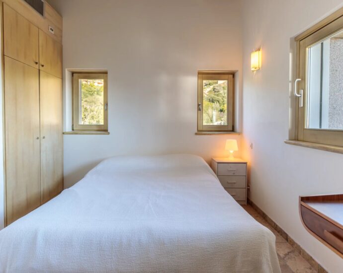 Palombaggia, villa 6 chambres, accès plage à pieds par un chemin privé, piscine, vue mer, proche plage