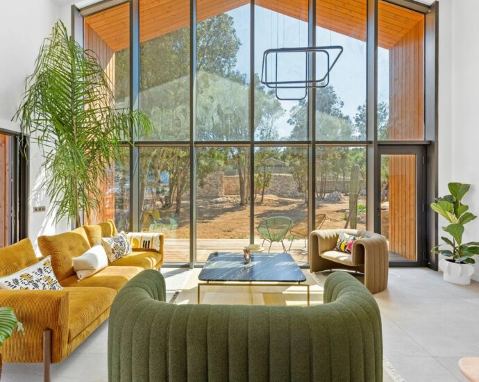 Bonifacio, contemporary villa, close to the beach and town center.