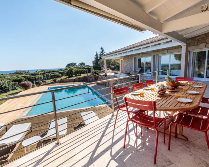 Palombaggia, villa 6 chambres, accès plage à pieds par un chemin privé, piscine, vue mer, proche plage