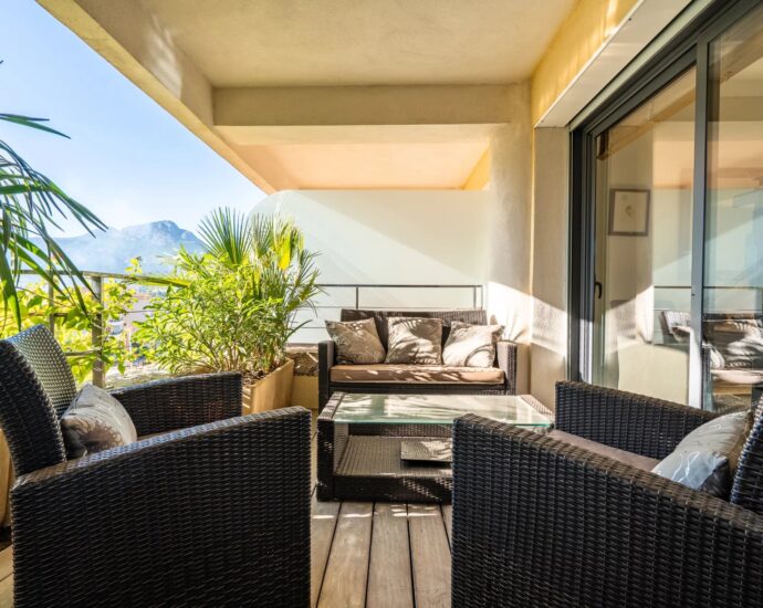 Calvi, appartement avec terrasse, plage à pieds, vue montagnes, aperçu mer