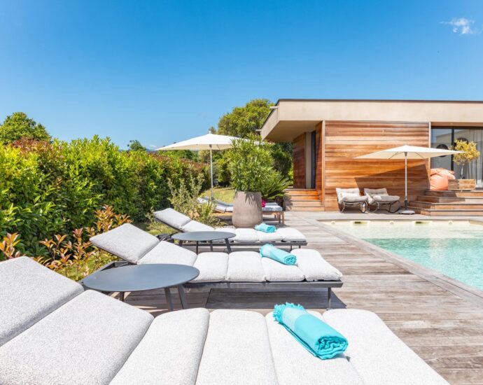 Pinarello, villa 4 chambres, avec piscine, domaine sécurisé, vue dégagée sur le maquis, proche plage