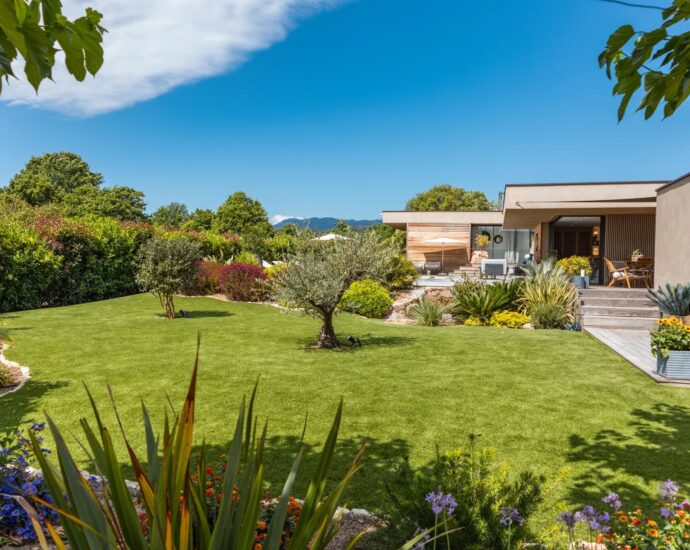 Pinarello, villa 4 chambres, avec piscine, domaine sécurisé, vue dégagée sur le maquis, proche plage