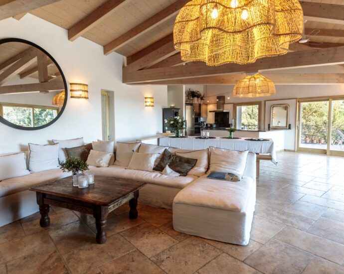 Palombaggia, villa 6 chambres, accès plage à pieds par un chemin privé, piscine, vue mer, proche plage