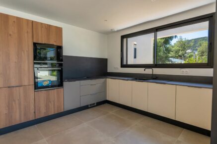 Pinarello – Villa contemporaine, 5 chambres, piscine, garage et plage à pied