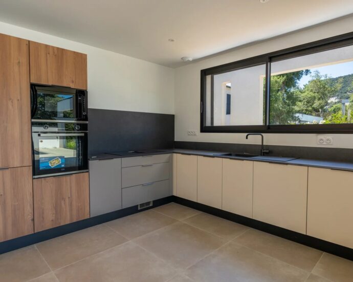 Pinarello – Villa contemporaine, 5 chambres, piscine, garage et plage à pied