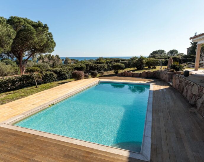Palombaggia, villa 6 chambres, accès plage à pieds par un chemin privé, piscine, vue mer, proche plage