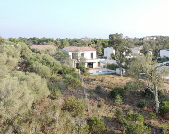 Pinarello – Villa contemporaine, 5 chambres, piscine, garage et plage à pied