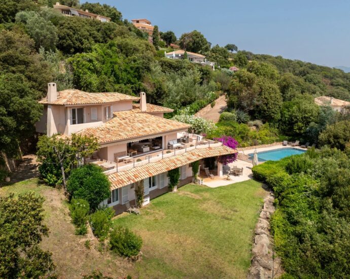 Exclusivité, Porto-Vecchio, Villa d’architecte, 7 chambres, piscines, vue mer.