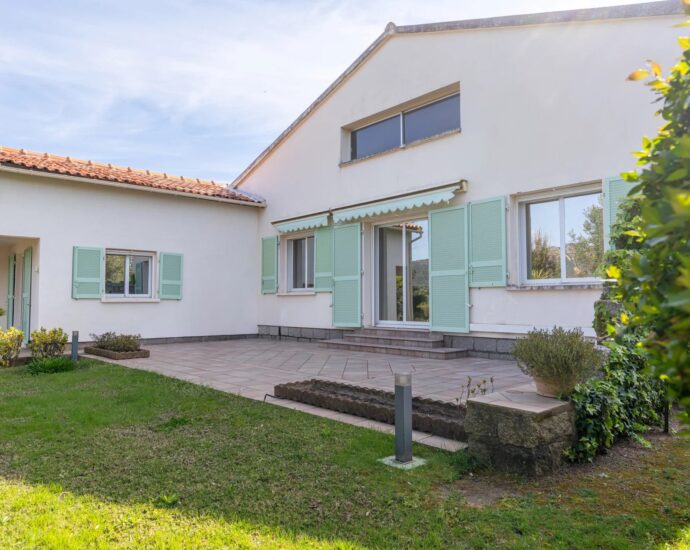 Ste Lucie de Porto-Vecchio, 3-bedroom villa and 1-bedroom janitor’s cottage, mountain views