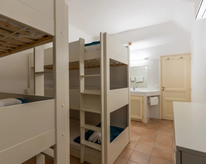 Exclusivité, Porto-Vecchio, Villa d’architecte, 7 chambres, piscines, vue mer.