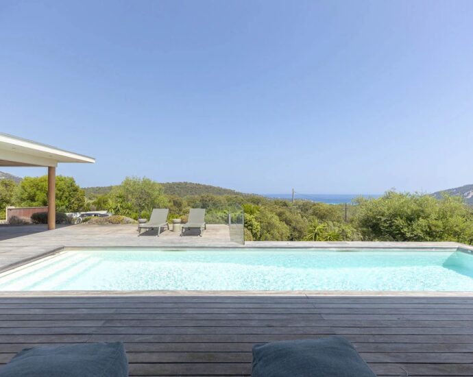Porto-Vecchio, Santa Giulia, villa d’architecte, 4 chambres, piscine, vue mer, proche plage