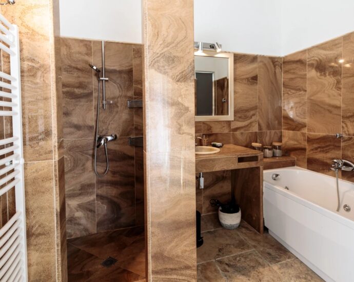 Palombaggia, villa 6 chambres, accès plage à pieds par un chemin privé, piscine, vue mer, proche plage