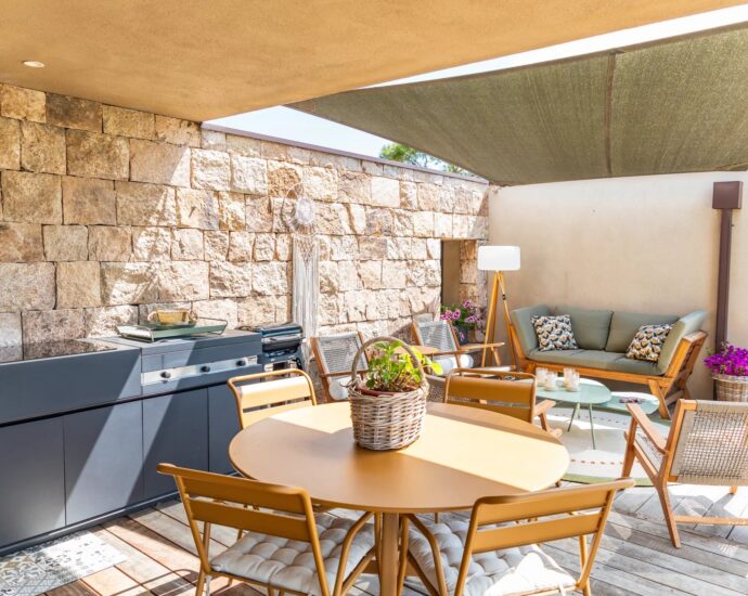 Pinarello, villa 4 chambres, avec piscine, domaine sécurisé, vue dégagée sur le maquis, proche plage