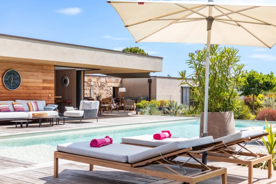 Pinarello, villa 4 chambres, avec piscine, domaine sécurisé, vue dégagée sur le maquis, proche plage