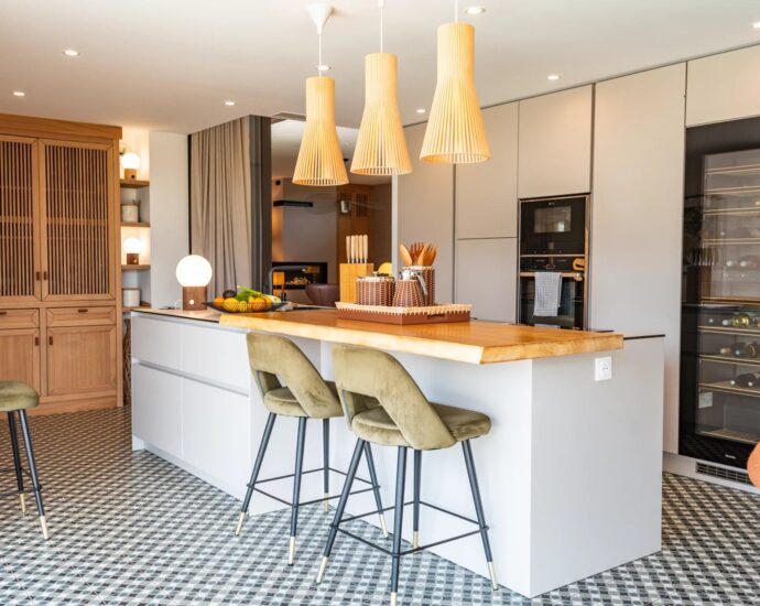 Pinarello, villa 4 chambres, avec piscine, domaine sécurisé, vue dégagée sur le maquis, proche plage