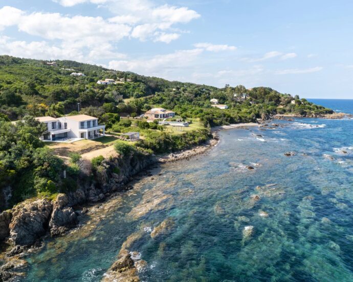 WATERFRONT VILLA WITH PANORAMIC SEA VIEW