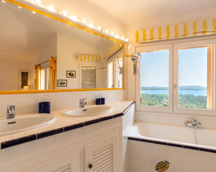 Exclusivité, Porto-Vecchio, Villa d’architecte, 7 chambres, piscines, vue mer.