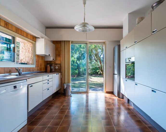 Exclusivité – Lido de la Marana, villa 4 chambres, piscine, terrain de tennis, plage à pied