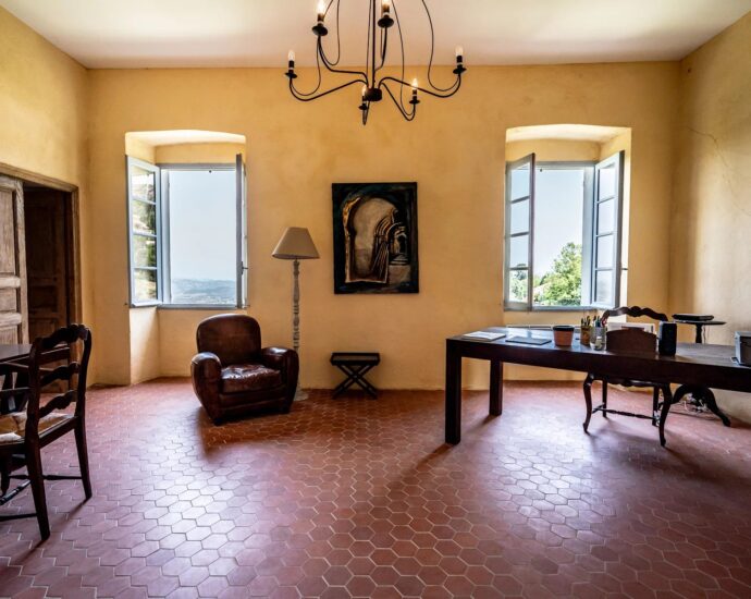 Manor house overlooking the Nebbiu valley and the Gulf of Saint-Florent