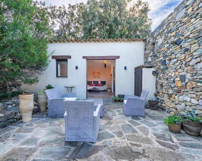 Exclusive, Saint-Florent, stone villa, 5 bedrooms, wooded grounds with swimming pool, close to the beach