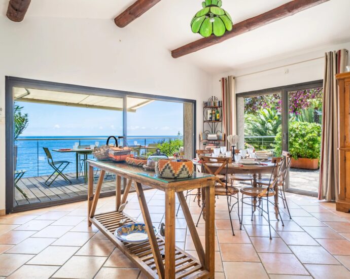Erbalunga, 6-bedroom villa, waterfront, panoramic sea view, swimming pool