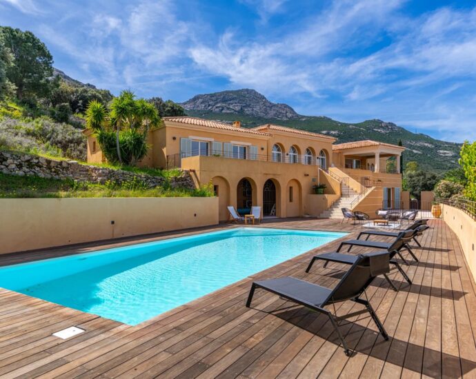 Calvi. Villa 5 chambres. vue mer panoramique. piscine chauffée. proche de plages.