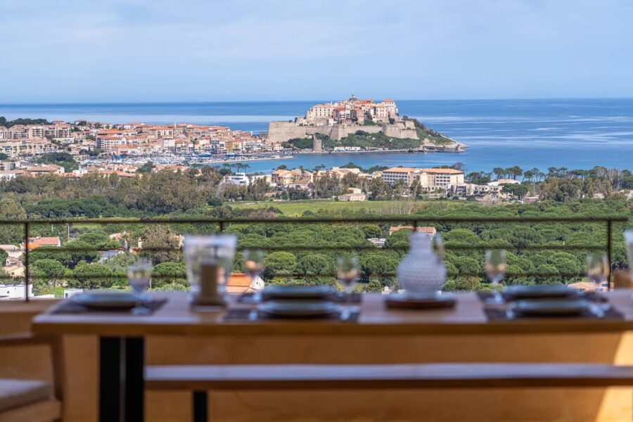 Calvi. Villa 5 chambres. vue mer panoramique. piscine chauffée. proche de plages.