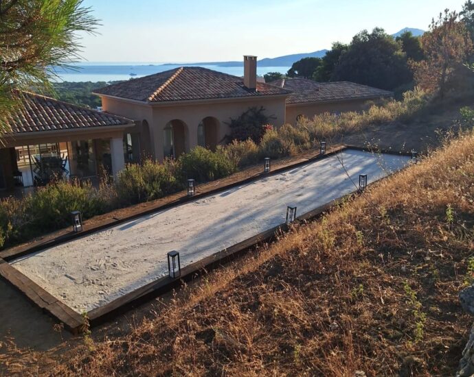Calvi. Villa 5 chambres. vue mer panoramique. piscine chauffée. proche de plages.