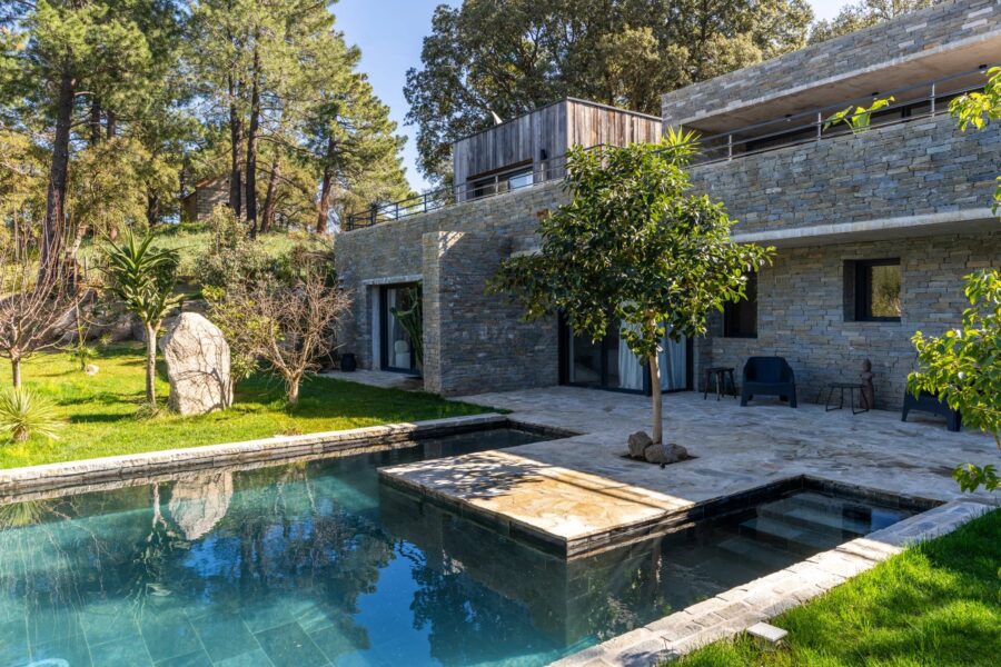 Lecci, Villa d’architecte, 5 chambres, piscine, vue montagne, proche plage