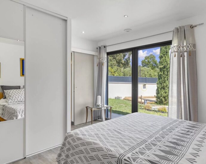 Sainte Lucie de Porto Vecchio, villa T6,  avec piscine, proche plage et fleuve