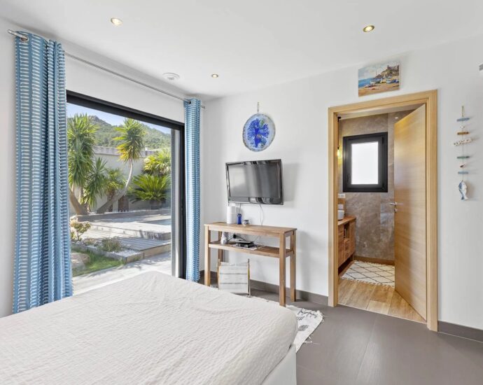 Sainte Lucie de Porto Vecchio, villa T6,  avec piscine, proche plage et fleuve