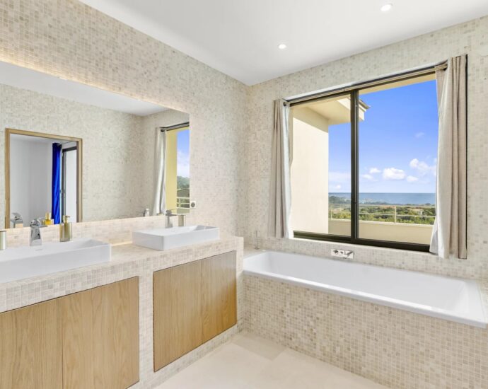 Palombaggia, 7 bedroom villa, sea view, swimming pool, beach on foot