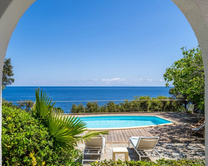 Erbalunga, 6-bedroom villa, waterfront, panoramic sea view, swimming pool