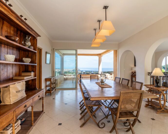Calvi. Villa 5 chambres. vue mer panoramique. piscine chauffée. proche de plages.
