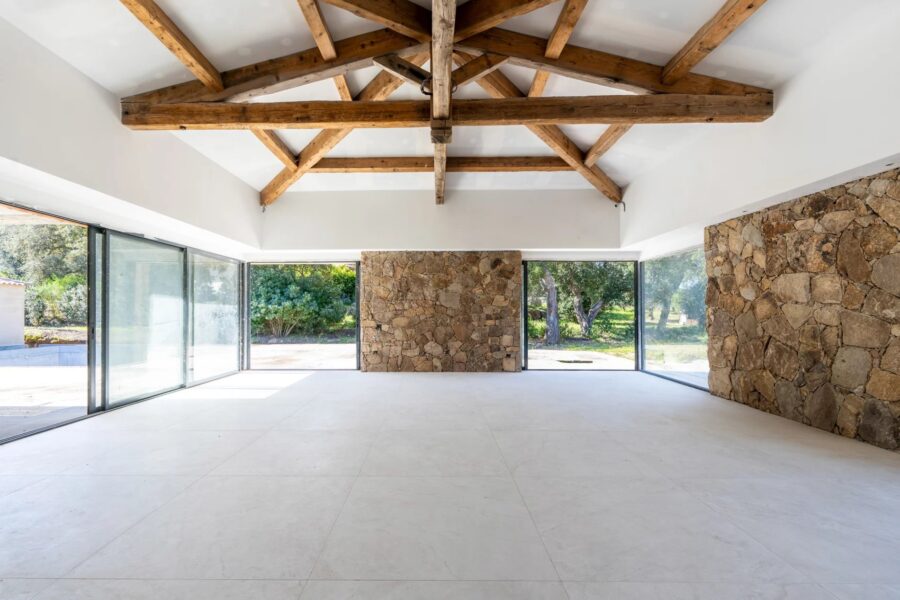 Exclusivité – Porto-Vecchio, Villa d’architecte, 6 chambres, piscine, vue montagne