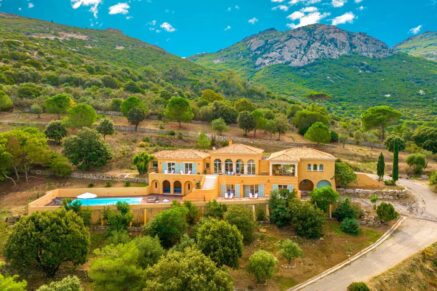 Calvi. Villa 5 chambres. vue mer panoramique. piscine chauffée. proche de plages.