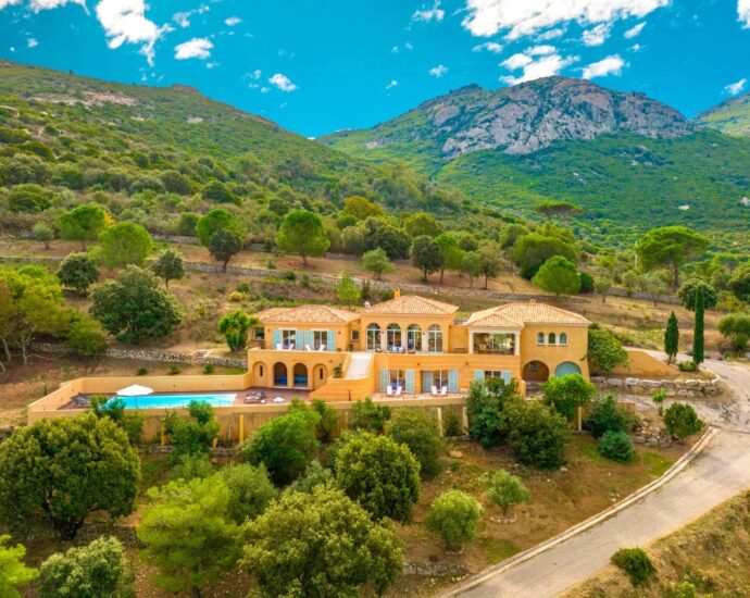 Calvi. Villa 5 chambres. vue mer panoramique. piscine chauffée. proche de plages.