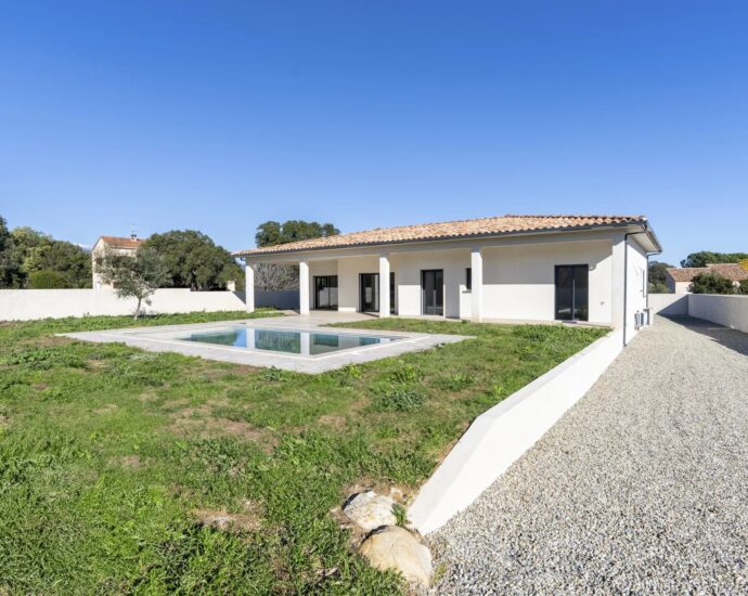 Solenzara, Marine de Solaro, Contemporary Villa, 5 Bedrooms, Heated Pool, Open Mountain Views, Walking Distance to the Beach