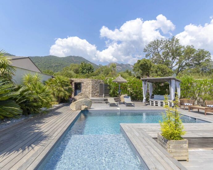 Sainte Lucie de Porto Vecchio, villa T6,  avec piscine, proche plage et fleuve