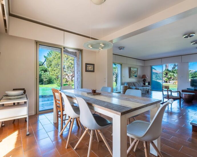 Exclusivité – Lido de la Marana, villa 4 chambres, piscine, terrain de tennis, plage à pied