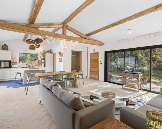 Sotta, bergerie avec piscine à débordement, 4 chambres, vue dégagée, proche plage.