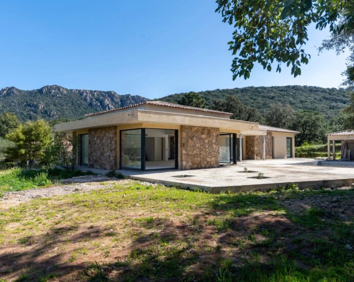Exclusivité – Porto-Vecchio, Villa d’architecte, 6 chambres, piscine, vue montagne
