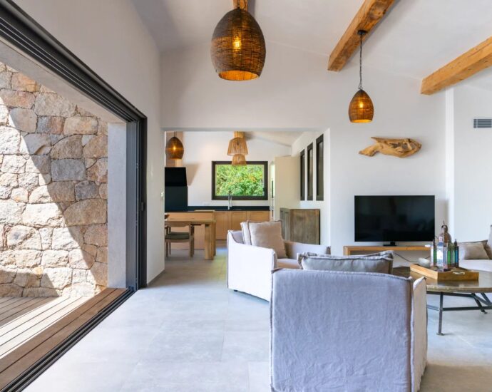 Olmeto, villa 2 chambres, pied dans l’eau, piscine, vue mer,
