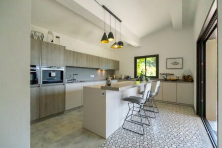 Ucciani, 3-Bedroom Villa with Panoramic Mountain Views