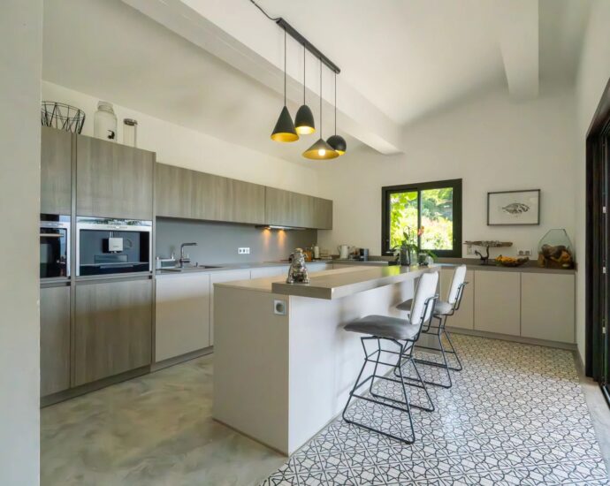 Ucciani, 3-Bedroom Villa with Panoramic Mountain Views